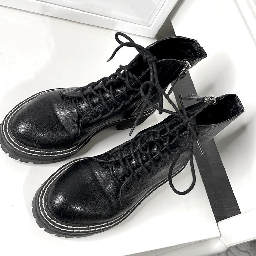 GUESS boats, size 36 in black!